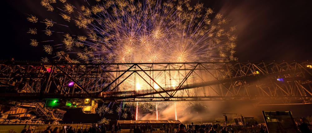 Vor der Kulisse der Förderbrücke F60 konnten Besucherinnen und Besucher das Feuerwerkfestival „Pyro Games“ verfolgen.