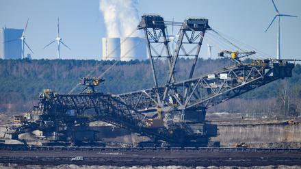 Blick auf den Tagebau Nochten und das Kraftwerk Schwarze Pumpe in Spremberg. Bisher wird in der Lausitz mit Braunkohle der Energiehunger gestillt. (Archivbild)