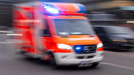 Nach einem Zusammenstoß mit einem Auto wird ein E-Scooter-Fahrer in Berlin-Prenzlauer Berg lebensgefährlich verletzt. (Symbolbild)