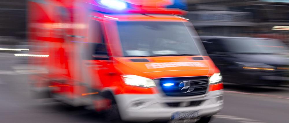 Nach einem Zusammenstoß mit einem Auto wird ein E-Scooter-Fahrer in Berlin-Prenzlauer Berg lebensgefährlich verletzt. (Symbolbild)