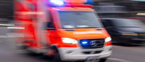 Nach einem Zusammenstoß mit einem Auto wird ein E-Scooter-Fahrer in Berlin-Prenzlauer Berg lebensgefährlich verletzt. (Symbolbild)