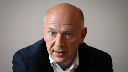 PRODUKTION - 23.07.2025, Berlin: Berlins Regierender Bürgermeister Kai Wegner (CDU), aufgenommen während eines dpa-Interviews. (zu dpa: «Wegner: «Brauchen Sichtbarkeit für queere Community»») Foto: Soeren Stache/dpa +++ dpa-Bildfunk +++