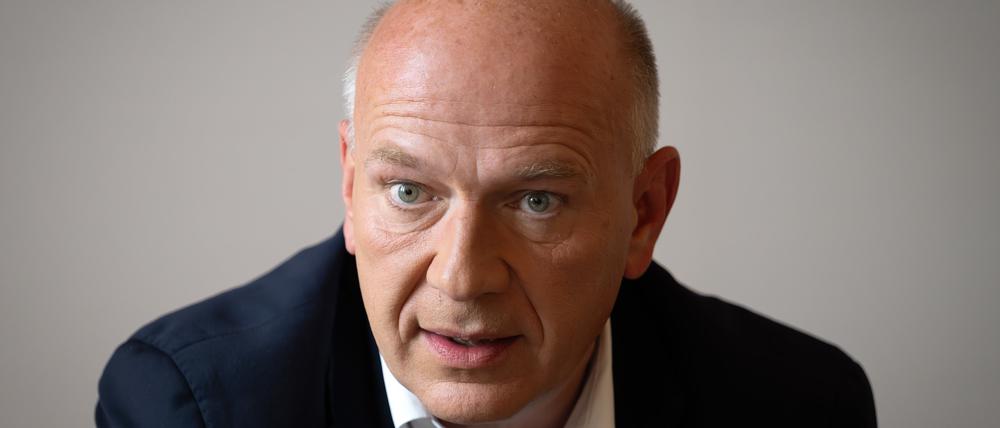 PRODUKTION - 23.07.2025, Berlin: Berlins Regierender Bürgermeister Kai Wegner (CDU), aufgenommen während eines dpa-Interviews. (zu dpa: «Wegner: «Brauchen Sichtbarkeit für queere Community»») Foto: Soeren Stache/dpa +++ dpa-Bildfunk +++