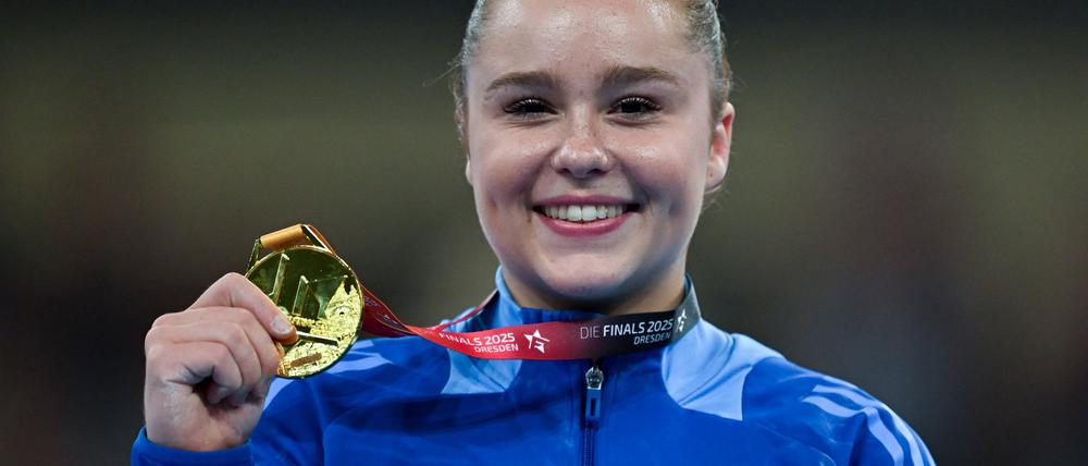 Meolie Jauch präsentiert stolz ihre Goldmedaille.