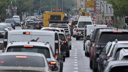 Die Sperrung in der Breiten Straße sorgt für Stau. 