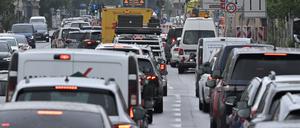 Die Sperrung in der Breiten Straße sorgt für Stau. 