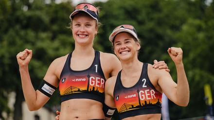 Svenja Müller (l) und Cinja Tillmann jubeln nach der Partie. 
