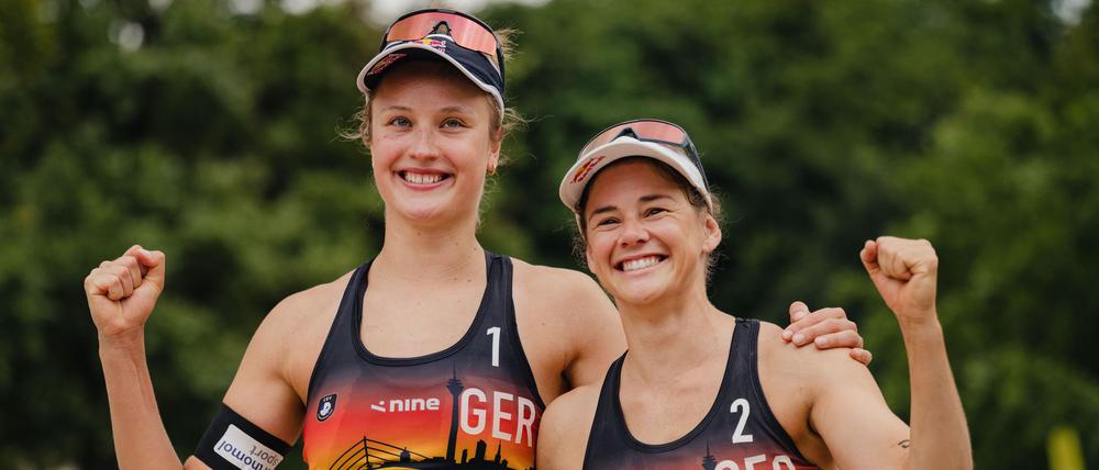 Svenja Müller (l) und Cinja Tillmann jubeln nach der Partie.