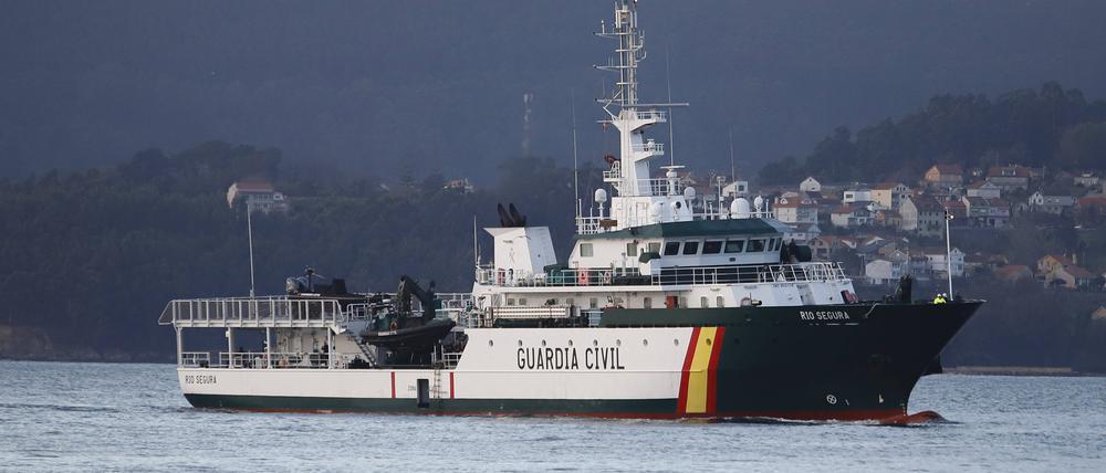 Ein Schiff der Guardia Civil ist vor der spanischen Küste zu sehen.