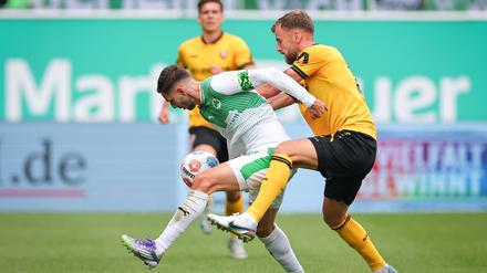 Fürths Branimir Hrgota (links) im Zweikampf mit Lars Bünning von Dynamo Dresden.