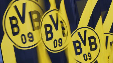ARCHIV - 25.11.2024, Nordrhein-Westfalen, Dortmund: Borussia Dortmund GmbH & Co. KGaA - Hauptversammlung, Kongresszentrum Westfalenhallen. Fahnen mit dem BVB-Logo flattern vor der Veranstaltungshalle im Wind. (zu dpa: «BVB geht juristisch gegen AfD-Wahlwerbung vor») Foto: Bernd Thissen/dpa +++ dpa-Bildfunk +++