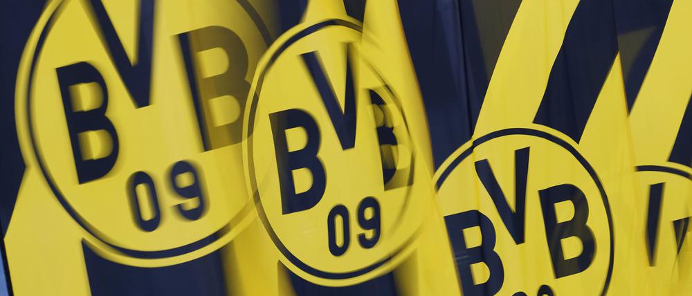 ARCHIV - 25.11.2024, Nordrhein-Westfalen, Dortmund: Borussia Dortmund GmbH & Co. KGaA - Hauptversammlung, Kongresszentrum Westfalenhallen. Fahnen mit dem BVB-Logo flattern vor der Veranstaltungshalle im Wind. (zu dpa: «BVB geht juristisch gegen AfD-Wahlwerbung vor») Foto: Bernd Thissen/dpa +++ dpa-Bildfunk +++