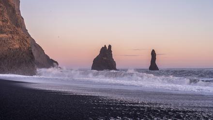 Vulkanische Formationen am schwarzen Sandstrand von Reynisfjara bei Sonnenuntergang in Island Volcanic formations on the black sand beach of Reynisfjara at sunset in Iceland Copyright: imageBROKER/UnaixHuizi ibxuhu11070359.jpg Bitte beachten Sie die gesetzlichen Bestimmungen des deutschen Urheberrechtes hinsichtlich der Namensnennung des Fotografen im direkten Umfeld der Veröffentlichung