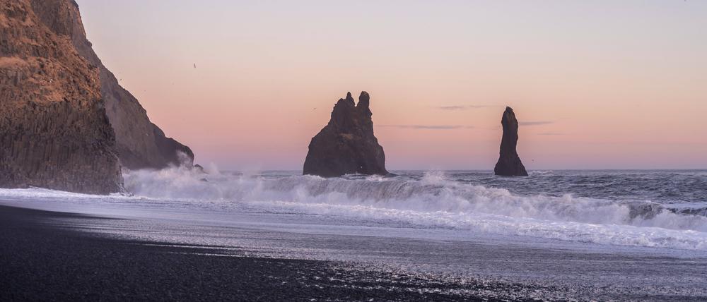 Vulkanische Formationen am schwarzen Sandstrand von Reynisfjara bei Sonnenuntergang in Island Volcanic formations on the black sand beach of Reynisfjara at sunset in Iceland Copyright: imageBROKER/UnaixHuizi ibxuhu11070359.jpg Bitte beachten Sie die gesetzlichen Bestimmungen des deutschen Urheberrechtes hinsichtlich der Namensnennung des Fotografen im direkten Umfeld der Veröffentlichung