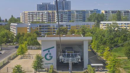 „Grün Berlin“ steht an der Außenwand einer Seilbahnanlage in Marzahn.