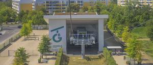 „Grün Berlin“ steht an der Außenwand einer Seilbahnanlage in Marzahn.