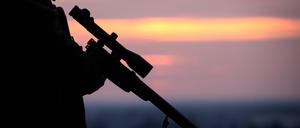 ARCHIV - 20.02.2019, NA, Bielefeld: Ein Jäger hält sein Gewehr in der Abenddämmerung. (zu dpa: «Jäger schießt in Tschechien Schatzsucher an») Foto: Friso Gentsch/dpa +++ dpa-Bildfunk +++