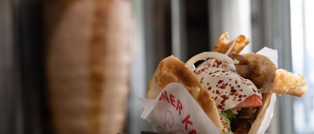 Ein Klassiker der deutschen Imbisskultur: Der Döner gehört für viele zum Alltag – doch in dem schnellen Snack steckt harte Arbeit. (Archivbild)