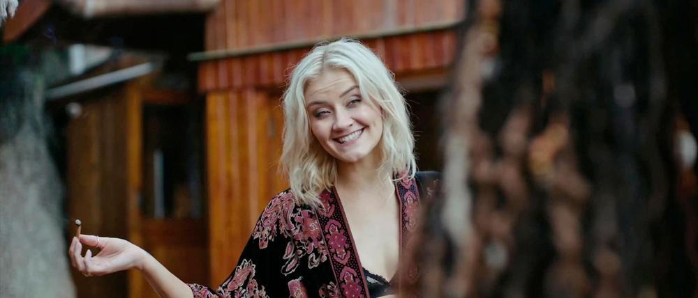 Michaela bietet Nina an, eine Weile im Strandhaus zu wohnen.