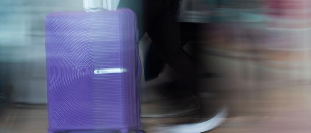 Das Kind wurde nur zufällig vom Busfahrer in dem Koffer entdeckt. (Symbolbild)