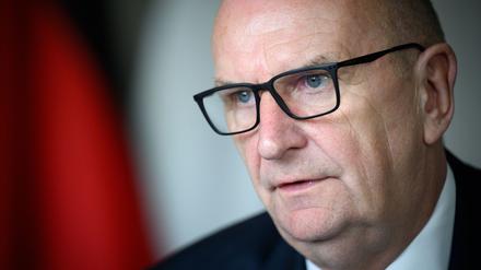 Brandenburgs Ministerpräsident Dietmar Woidke (SPD) sieht im Kampf gegen Rechtsextremismus dringenden Handlungsbedarf (Archivbild).