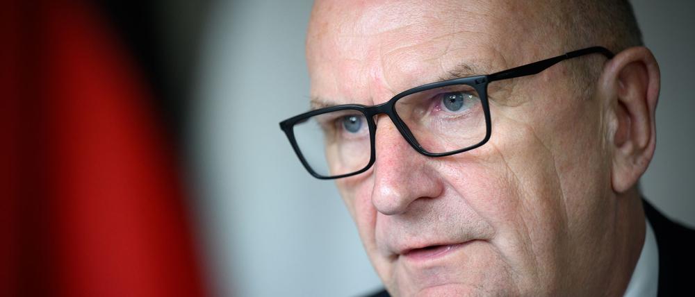 Brandenburgs Ministerpräsident Dietmar Woidke (SPD) sieht im Kampf gegen Rechtsextremismus dringenden Handlungsbedarf (Archivbild).