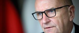 Brandenburgs Ministerpräsident Dietmar Woidke (SPD) sieht im Kampf gegen Rechtsextremismus dringenden Handlungsbedarf (Archivbild).