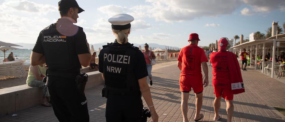 Auch deutsche Polizisten patrouillieren im Sommer an der Playa. (Archivfoto)