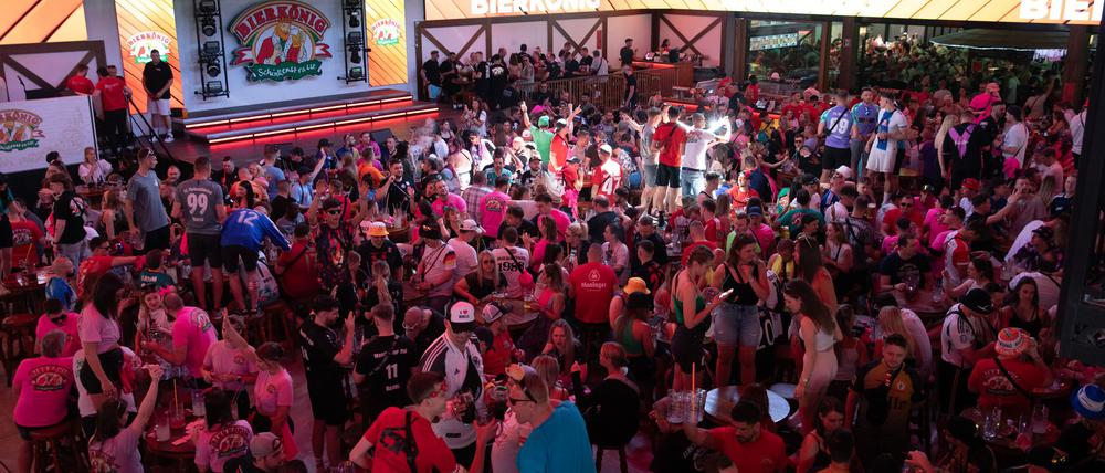 Deutsche Trinkkultur: Der Bierkönig ist im Sommer oft voll - so wie viele Gäste. (Archivbild)