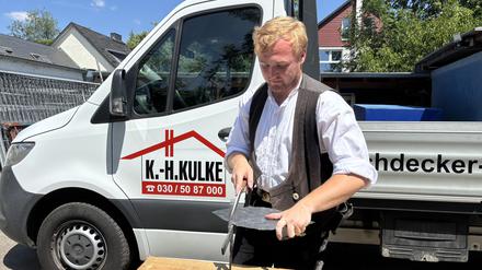 Patrick T. (20) macht eine Ausbildung zum Dachdecker bei der K.-H. Kulke Bauunternehmung Dachdeckungs GmbH in Berlin. Credits: Maria Bartel/ HWK