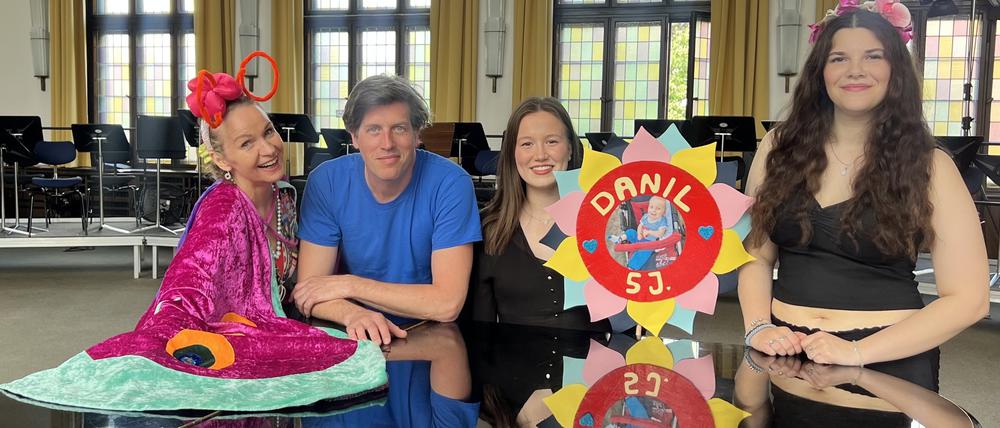 Una Gonschorr, Nic Romm, Kristina Frank und Emily Sountoulidis (von links nach rechts) kurz vor dem Interview mit dem Tagesspiegel. Frank hält eine „Geschwisterblume“, welches ihren verstorbenen Bruder Danil zeigt. Gonschorr etablierte die Tradition bei Auftritten, um an die Verstorbenen zu gedenken.