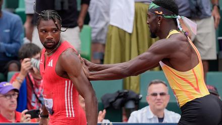 Kenny Bednarek (r.) schiebt Noah Lyles nach dem Rennen aus dem Weg.