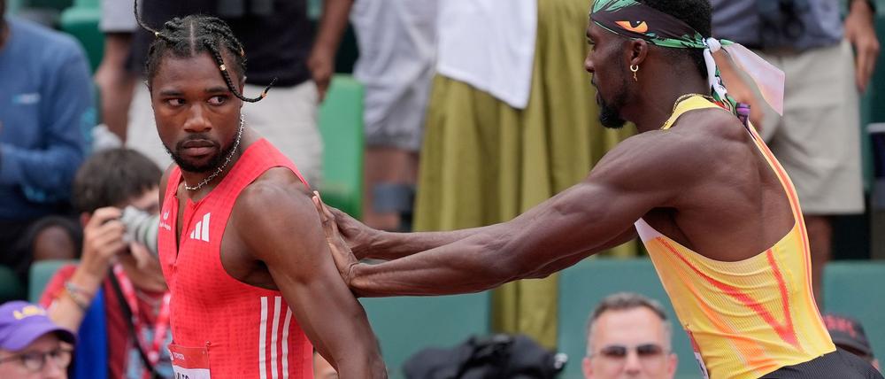 Kenny Bednarek (r.) schiebt Noah Lyles nach dem Rennen aus dem Weg.