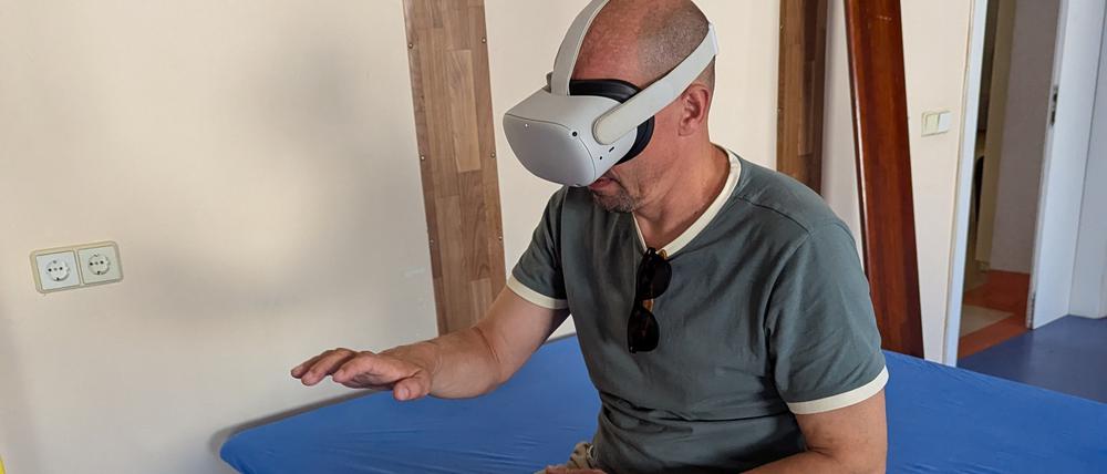 Ein ukrainischer Soldat, dessen Handverwundung mittels Virtual-Reality-Brille therapiert wird.