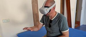 Ein ukrainischer Soldat, dessen Handverwundung mittels Virtual-Reality-Brille therapiert wird.