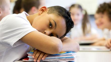 Sie brechen öfter ab, landen seltener an der Uni: Jungen sind die Verlierer im Bildungssystem. 