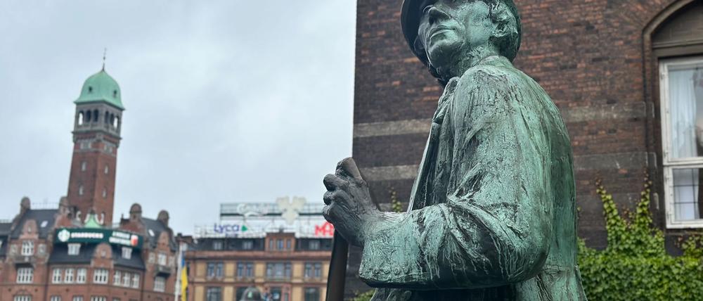 Eine Statue zu Ehren des dänischen Nationaldichters H.C. Andersen steht vor dem Rathaus von Kopenhagen.