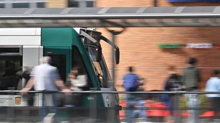 Eine Straßenbahn an der Haltestelle Potsdam Hauptbahnhof (Symbolfoto).