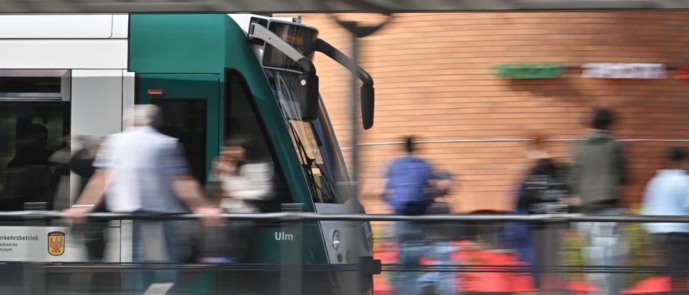 Eine Straßenbahn an der Haltestelle Potsdam Hauptbahnhof (Symbolfoto).