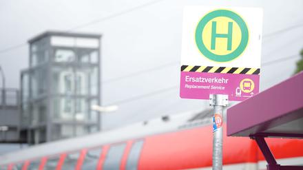Statt Zügen rollt seit Freitag ein umfangreicher Ersatzverkehr mit Bussen entlang der Bahnstrecke Hamburg-Berlin.