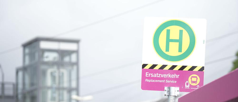 Statt Zügen rollt seit Freitag ein umfangreicher Ersatzverkehr mit Bussen entlang der Bahnstrecke Hamburg-Berlin.
