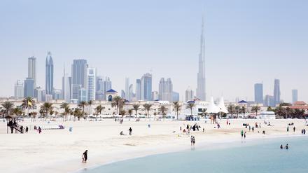 Die Skyline von Dubai: Wolkenkratzer am Meer.