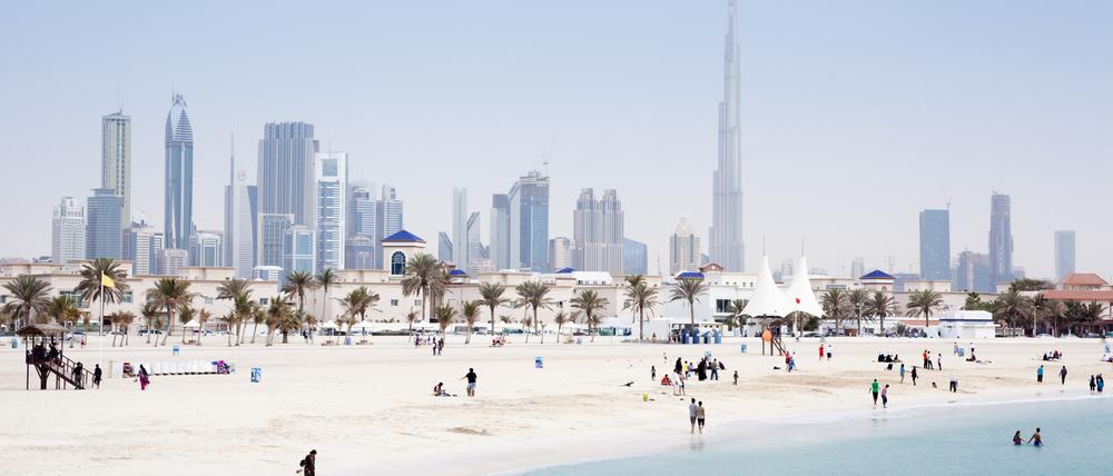 Die Skyline von Dubai: Wolkenkratzer am Meer.