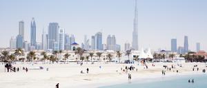 Die Skyline von Dubai: Wolkenkratzer am Meer.