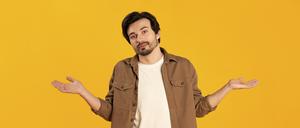 Ein junger Mann ist ein kleines bisschen sorry.  