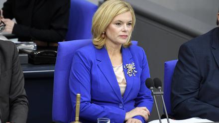 Julia Klöckner in der 11. Sitzung des 21. Deutschen Bundestages.