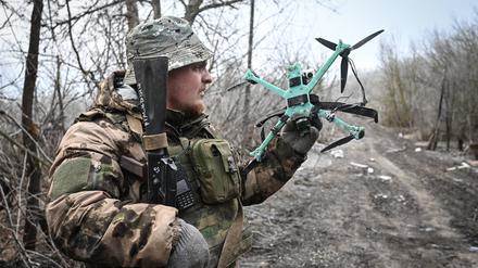 Ein russischer Soldat hält eine abgeschossene FPV-Drohne in einem Dorf der Region Kursk.