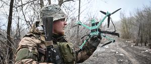 Ein russischer Soldat hält eine abgeschossene FPV-Drohne in einem Dorf der Region Kursk.