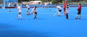 Die neu sanierten Hockeyplätze auf der Sportanlage an der Templiner Straße.
