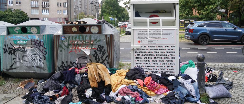 Altkleidercontainer im Berliner Bezirk Charlottenburg-Wilmersdorf werden geplündert.